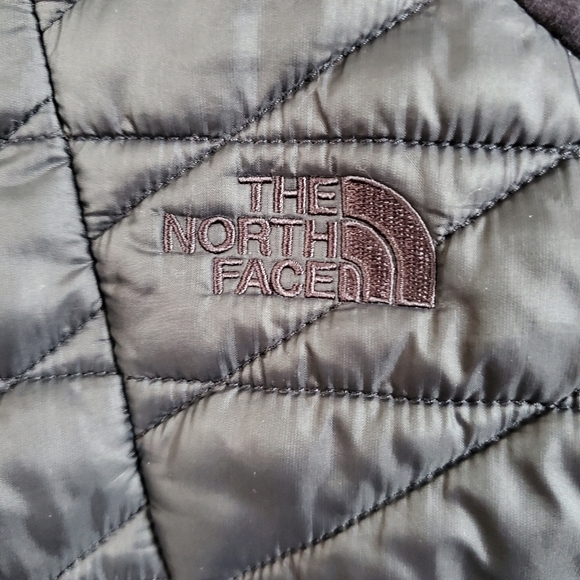 The North Face Motivation ThermoBall Jacket - Picture 2 of 14